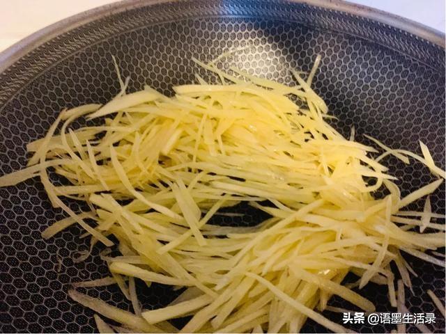 土豆炒青椒，土豆炒青椒的做法家常（记忆深处的味道）