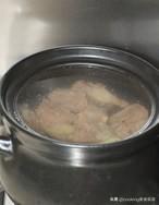 牛排骨炖萝卜汤的做法，牛排骨萝卜汤的做法（来碗简单营养的萝卜牛骨汤）