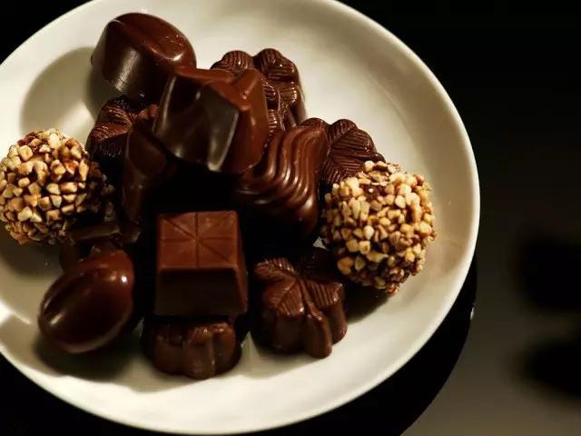 巧克力发白的原因及如何解决，黑巧克力发白怎么回事（为什么巧克力会发白？？）
