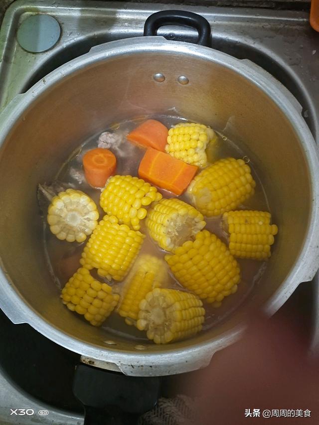 排骨高压锅上来气在炖几分钟，高压锅炖排骨要多长时间（排骨加上玉米和胡萝卜的清甜,高压锅炖煮30分钟）
