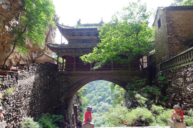 僧、尼、道共居一山修行  承德丰宁白云古洞景区，僧、尼、道共居一山修行（有一桥飞架两山之间的千年古刹）