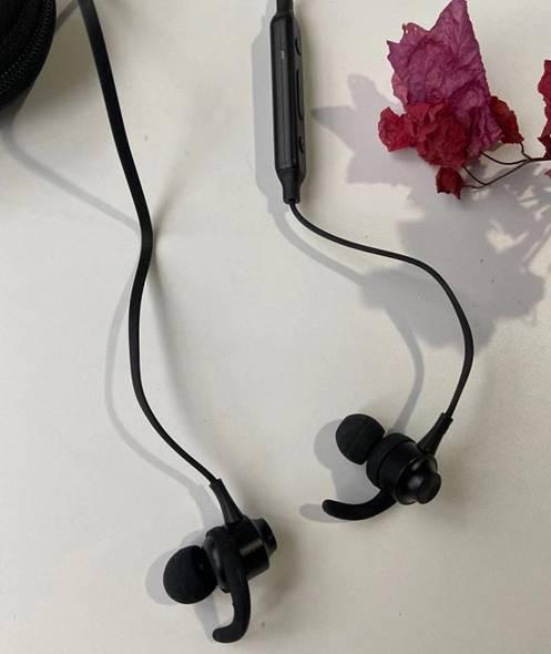 耳机怎么戴不会掉，蓝牙耳机怎么戴不会掉（挂脖的蓝牙耳机不容易丢失）