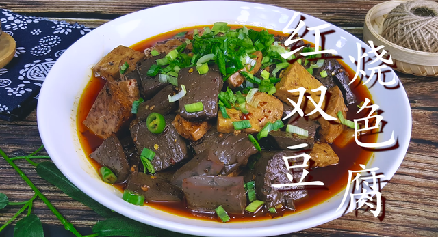 血豆腐怎么做好吃家常做法（家常菜猪血烧豆腐）