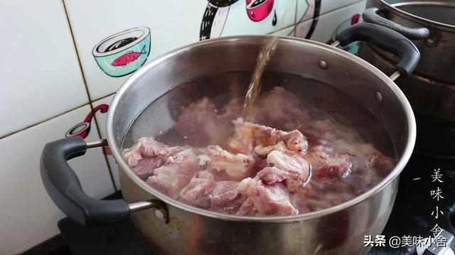 猪大骨头怎么做好吃又简单，猪大骨头怎么做好吃（大骨头这样做吃着才叫爽）