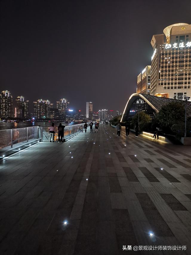 上海外滩夜景图片，外滩夜景美丽迷人让人流连忘返（上海市外滩夜景）