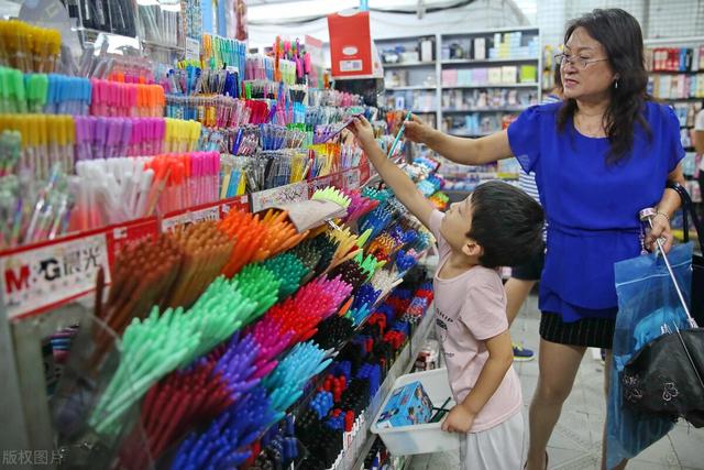 开文具店赚钱吗，开个文具店挣钱吗（山西大妈开文具店）