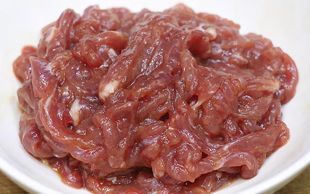 炒牛肉片怎么炒好吃又嫩，大蒜炒牛肉片怎么炒好吃又嫩（农家清炒牛肉丝）