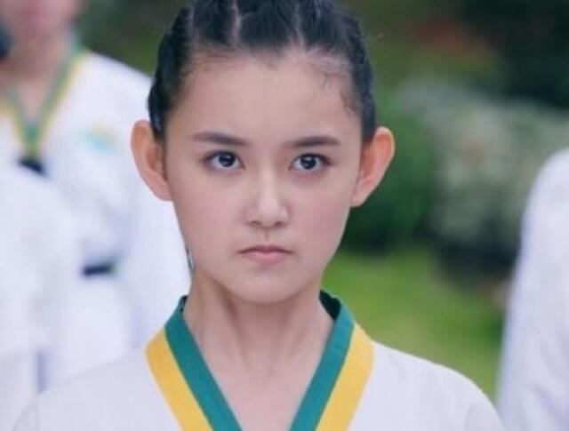 旋风少女戚百草努力的样子，毫不起眼的小配角却红到发紫.还记得她们吗