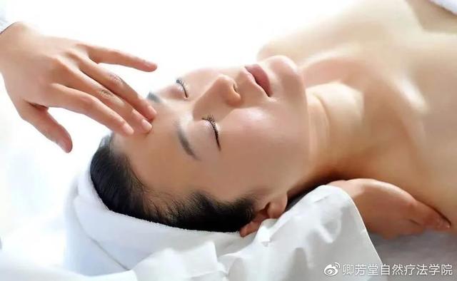 檀香精油的功效与作用，檀香精油、玫瑰、薰衣草分别的功效（赴一场心灵之约——檀香精油）