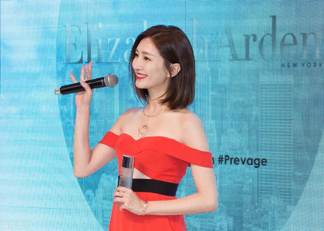 连体裤怎么搭配更迷人眼，连体裤怎么搭配更迷人眼镜男（橘色镂空连体裤配锁骨发）