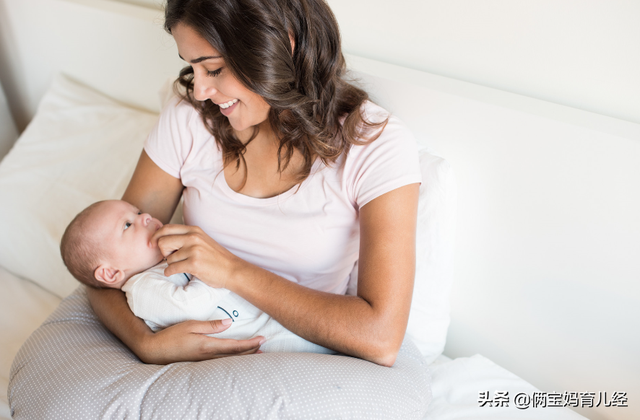 新生儿老是吐奶是什么原因，新生婴儿吐奶怎么解决（婴儿总吐奶多半有这三个原因）