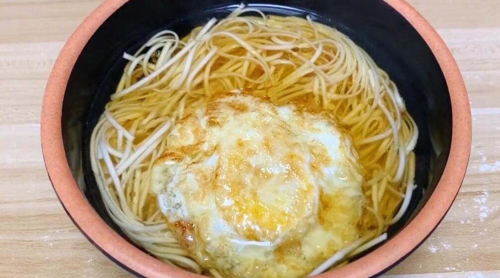 圖片[6]-【酸菜煎蛋面】做法步驟圖 酸爽美味 好吃又營養-起舞食譜網