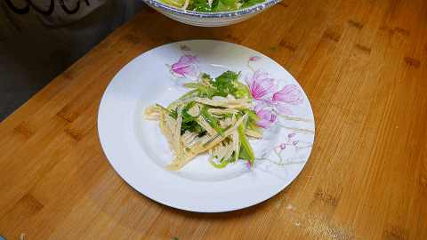 腐竹怎么拌凉菜好吃，腐竹凉拌怎么做好吃呢（凉拌腐竹既简单又好吃的家常做法）