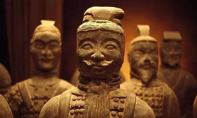 兵马俑是什么做的，陕西兵马俑是什么做的（千人千面的兵马俑）