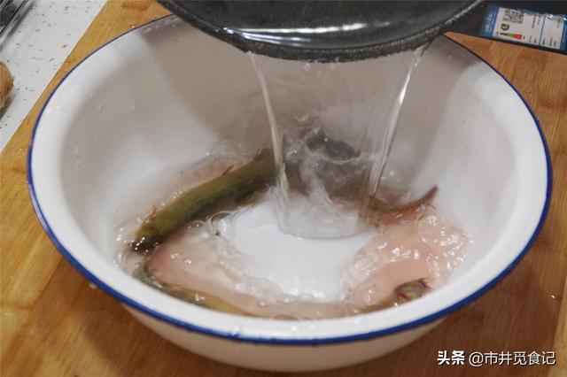 泥鳅喜欢吃什么，泥鳅吃什么（泥鳅身上这地方不能吃）