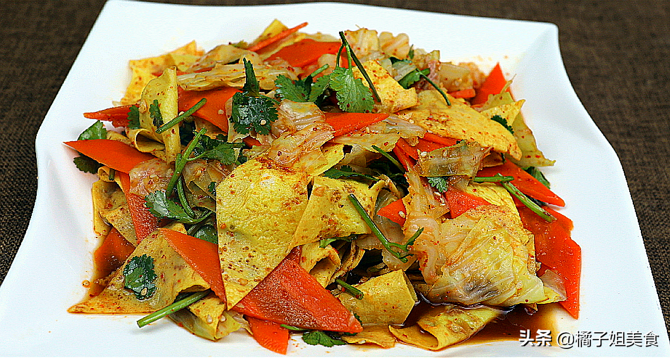 图片[1]-凉拌包菜胡萝卜鸡蛋皮 百吃不腻的下饭菜 简单易学 一看就会-起舞食谱网