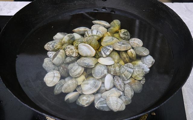 炒花甲怎么炒好吃，爆炒花甲怎么做（家常菜爆炒花甲）