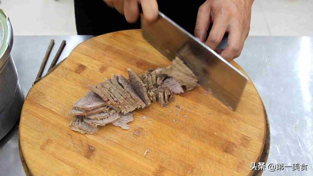 自制火锅底料的做法，自己做火锅底料的做法（厨师长教你一个火锅底料的熬制方法）