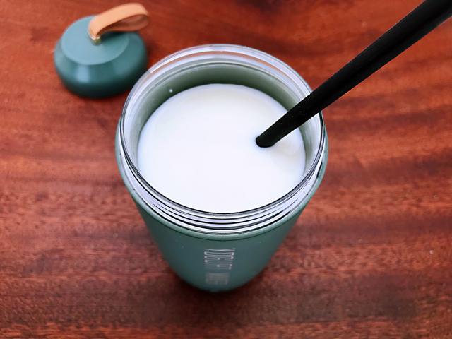 怎么自制老酸奶，自制老酸奶简单步骤（在家也能做出浓稠拉丝的老酸奶）