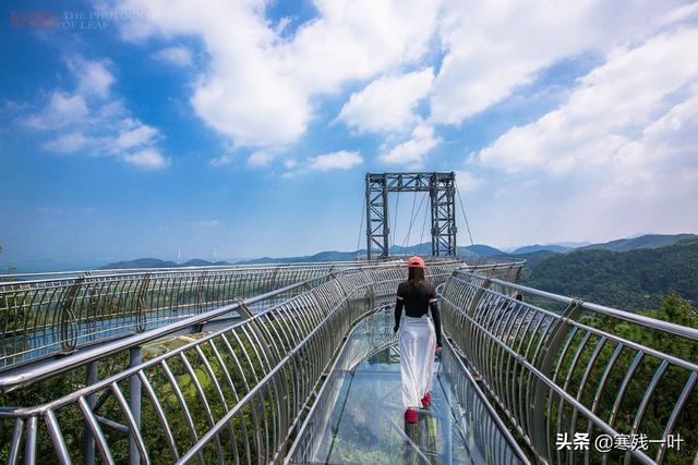 国内玻璃栈道旅游景点有哪些，分享给大家（造价500万玻璃栈道有着上帝视角）