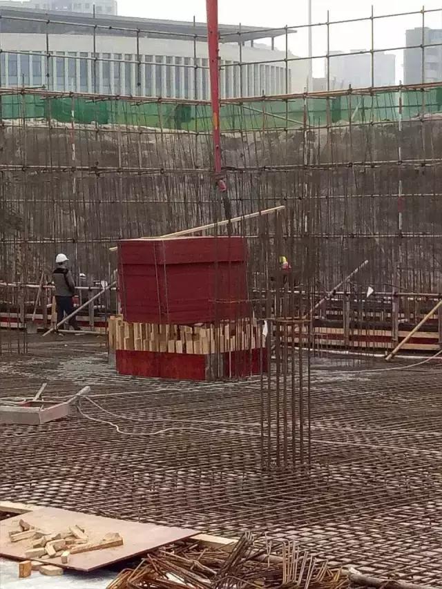 钢筋的横筋纵筋是怎么区分的啊，钢筋的横筋和纵筋怎么看（钢筋现场绑扎细节详解）