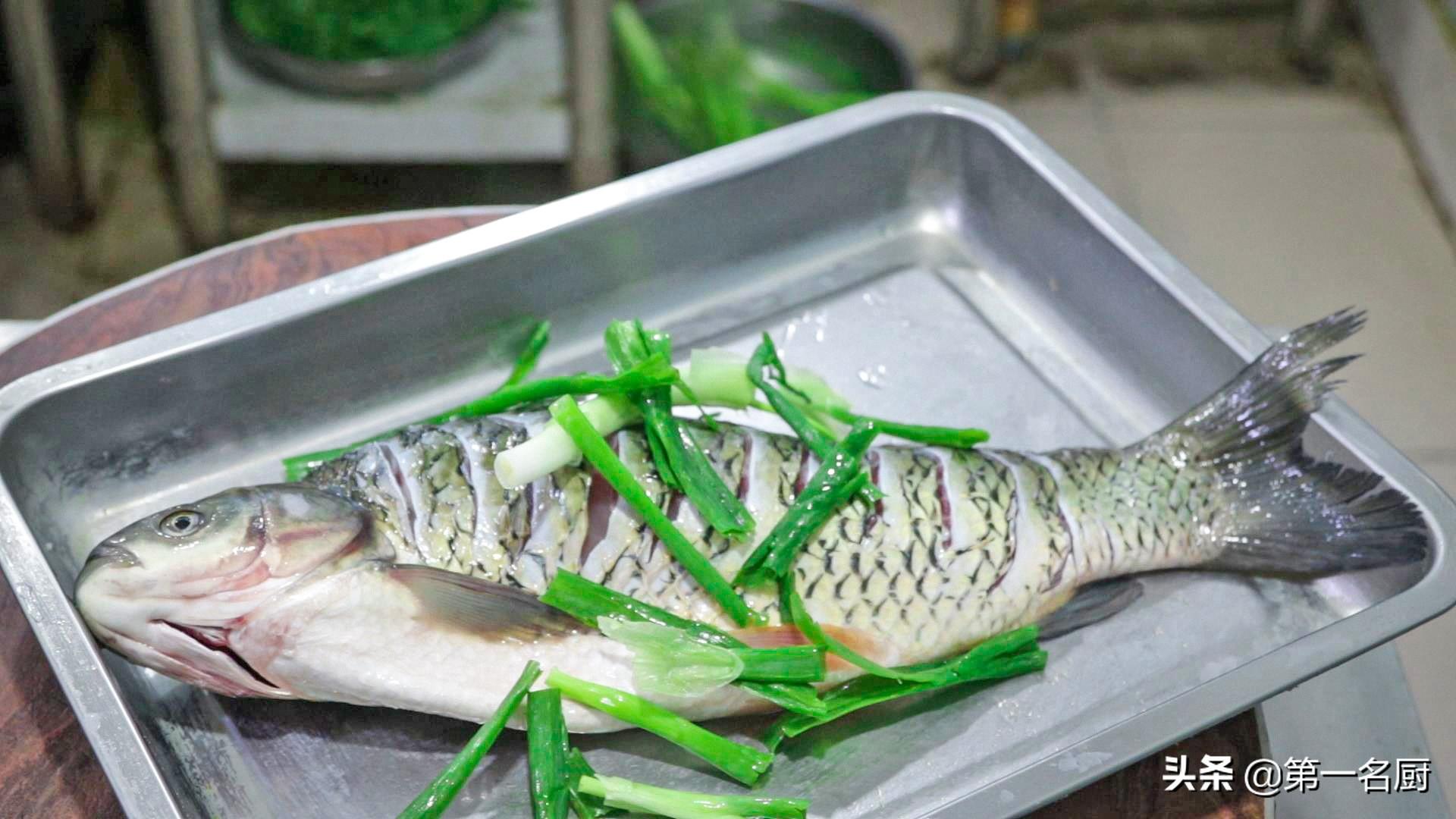 烤鱼的常规做法自己调配味道，在家也能做出饭店的味道