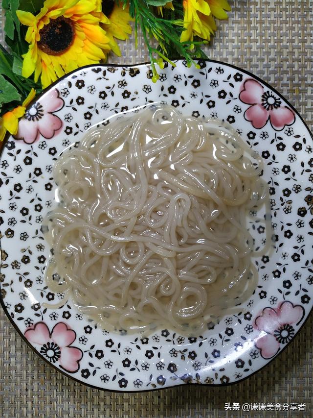 怎样做美味的白菜粉条炒肉末，白菜猪肉炒粉条怎么做（白菜粉条炒肉末就上桌了）