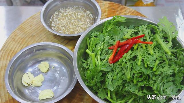 蒿菜怎么做好吃，青蒿怎么吃最好（茼蒿怎样炒鲜嫩翠绿不变色）