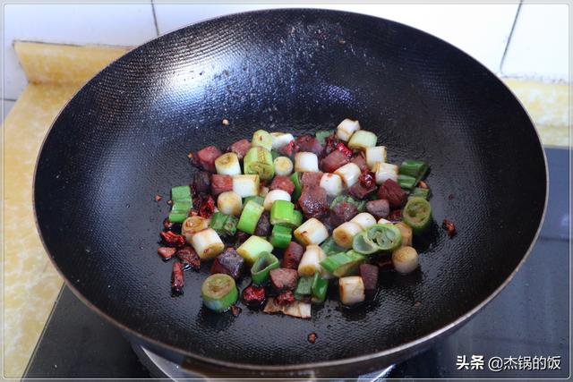 咸鲅鱼怎么做好吃，清蒸咸鲅鱼怎么做好吃（懒人下酒菜之咸鲅鱼焖大葱）