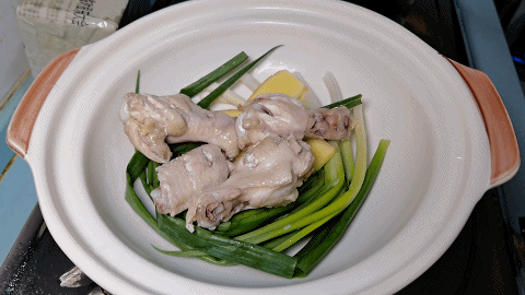 炖鸡翅的家常做法，啤酒炖鸡翅的家常做法（简单处理放砂锅一焖）