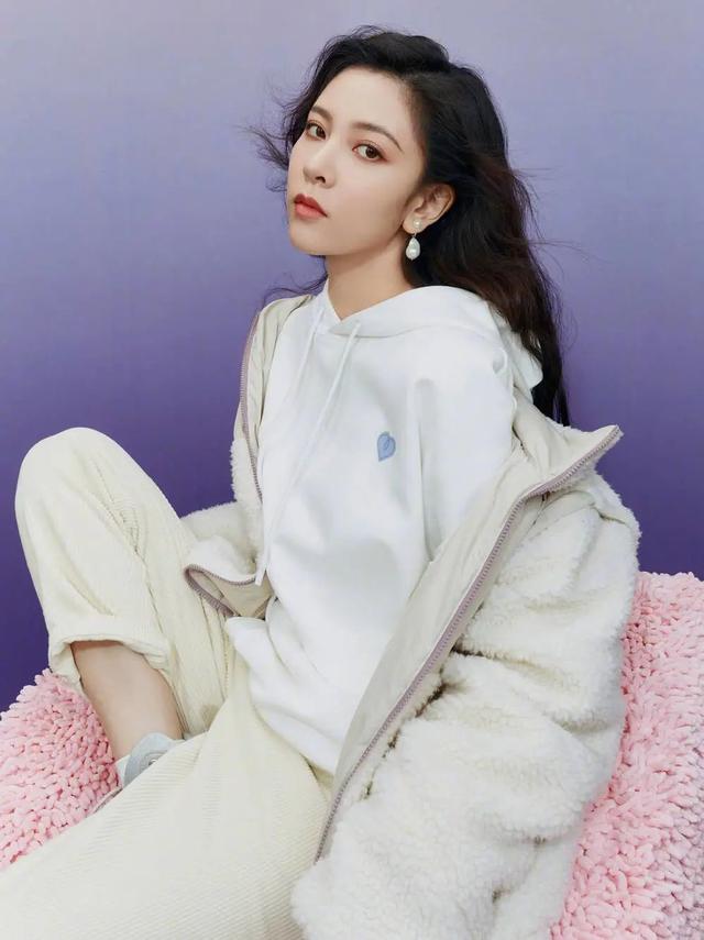 男士马丁靴配什么裤子，男士马丁靴配什么裤子衣服好看（冬天就该这么穿，显高又气质）