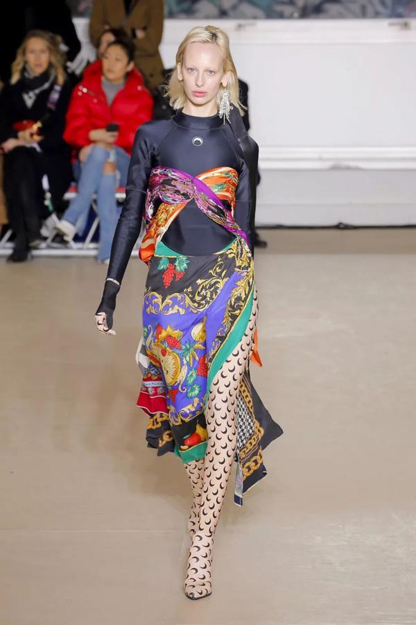 丝巾的18种系法，小丝巾的系法（丝巾12种另类系法）