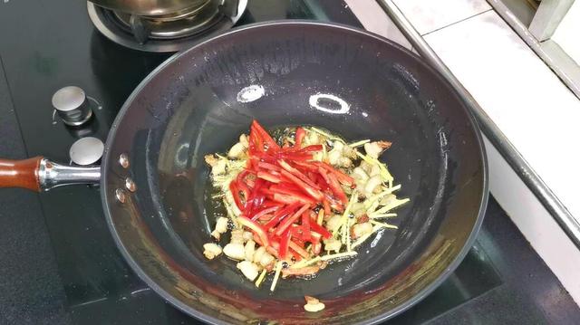 芹菜怎么炒好吃，芹菜怎么炒又脆又入味（饭店炒的芹菜为啥那么好吃）