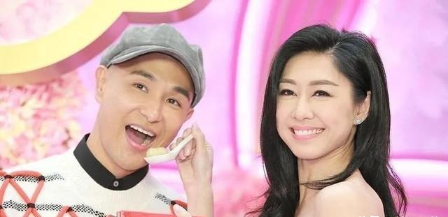 胡定欣，挨个敲监制的门乞讨角色（胡定欣是gd吗）