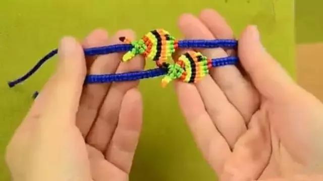 手链编织，手链编织教程 红绳 简单易学（毛线手链编织教程，一定要学会）