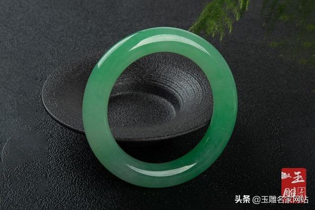 玉镯戴左手还是右手，玉镯女人戴左手还是右手（手镯戴左手还是右手）