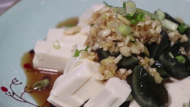 凉拌皮蛋豆腐的汁怎么调，皮蛋嫩豆腐凉拌的做法（教你做凉拌皮蛋豆腐）