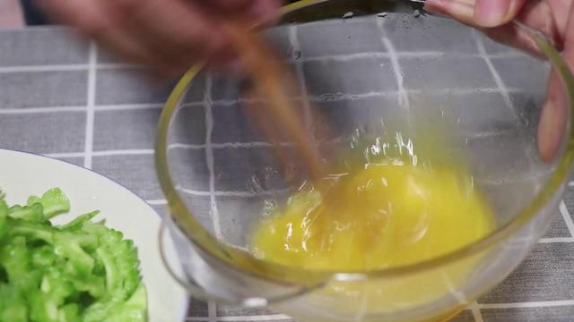 苦瓜炒鸡蛋怎么炒好吃，如何做苦瓜炒鸡蛋好吃又不苦（这才是苦瓜炒鸡蛋更好吃的做法）