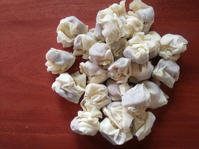 家常馄饨汤怎么调，馄饨汤怎样调制才鲜美（10年店主教你用开水调小馄饨汤）