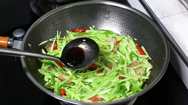 炒扁豆的家常做法，家常版扁豆炒肉的做法（为啥饭店的炒扁豆那么好吃）