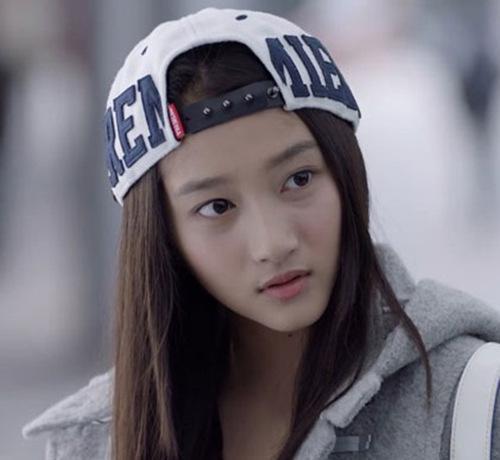 黑色帽子搭配，黑色帽子搭配浅色衣服（吴谨言的效果，差异不是一般大）