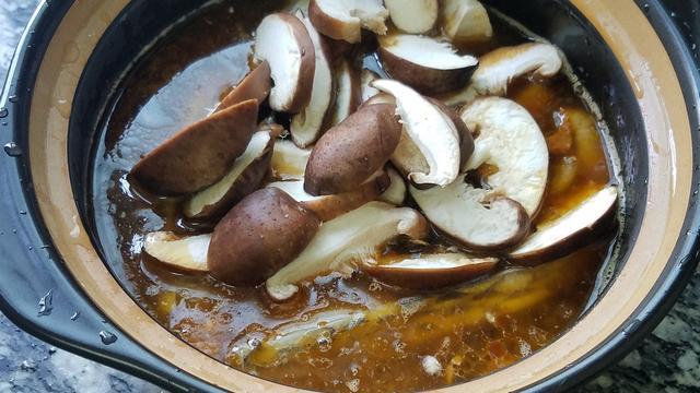 豆腐炖鱼的做法，豆腐炖鱼最简单的做法（豆腐炖鱼这样做）