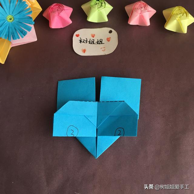 手工折爱心折法，手工折爱心教程（实用折纸：双爱心书签）