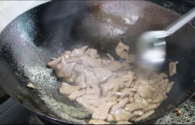 泡椒猪肝怎么炒，爆炒猪肝怎么做又嫩又好吃（潘哥教你做泡椒炒猪肝）