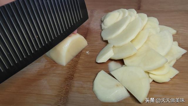 如何做家常土豆饼，怎样在家做土豆饼（教你做香酥土豆饼）