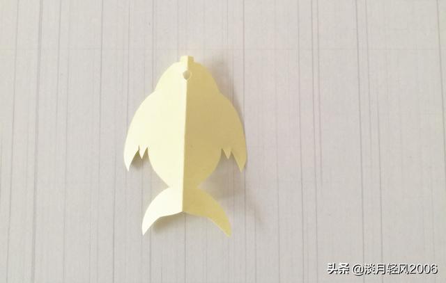 对折剪纸怎么剪，对折剪纸怎么剪春（一张小纸片剪出一条可爱小鱼儿）