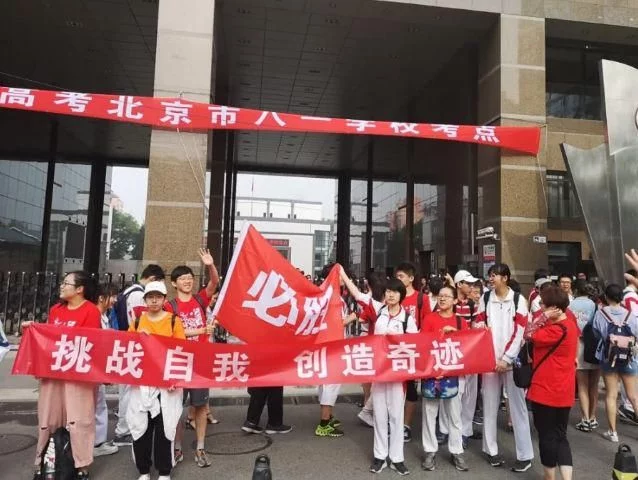高考不能穿有字母的衣服吗，高考让穿带字母的衣服吗（班主任一语道破玄机）