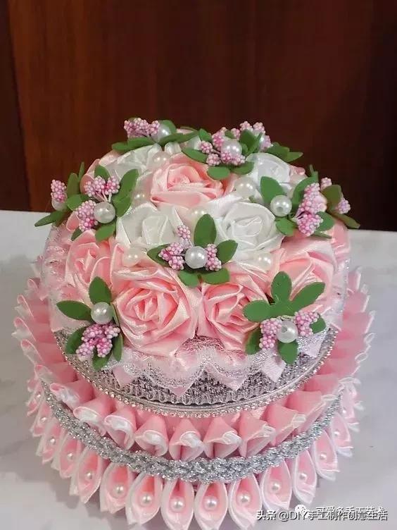 手工小魔盒制作方法，手工小魔盒制作方法步骤（丝带剪一段对折拼一拼）