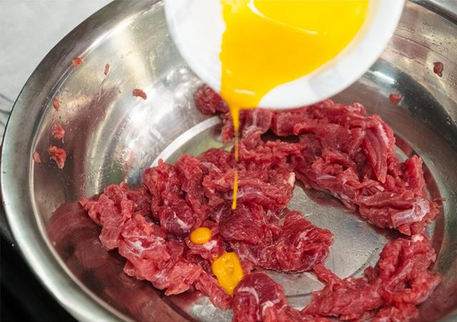 怎样腌制嫩牛肉片，腌制牛肉怎么做才鲜嫩（大厨一招就把牛肉变得又嫩又滑）