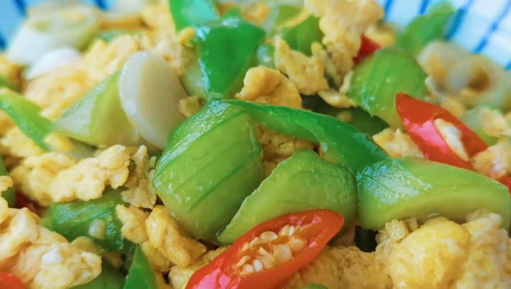 【絲瓜炒雞蛋】做法步驟圖 顏色翠綠不發(fā)黑 嫩滑多汁特下飯-起舞食譜網(wǎng)